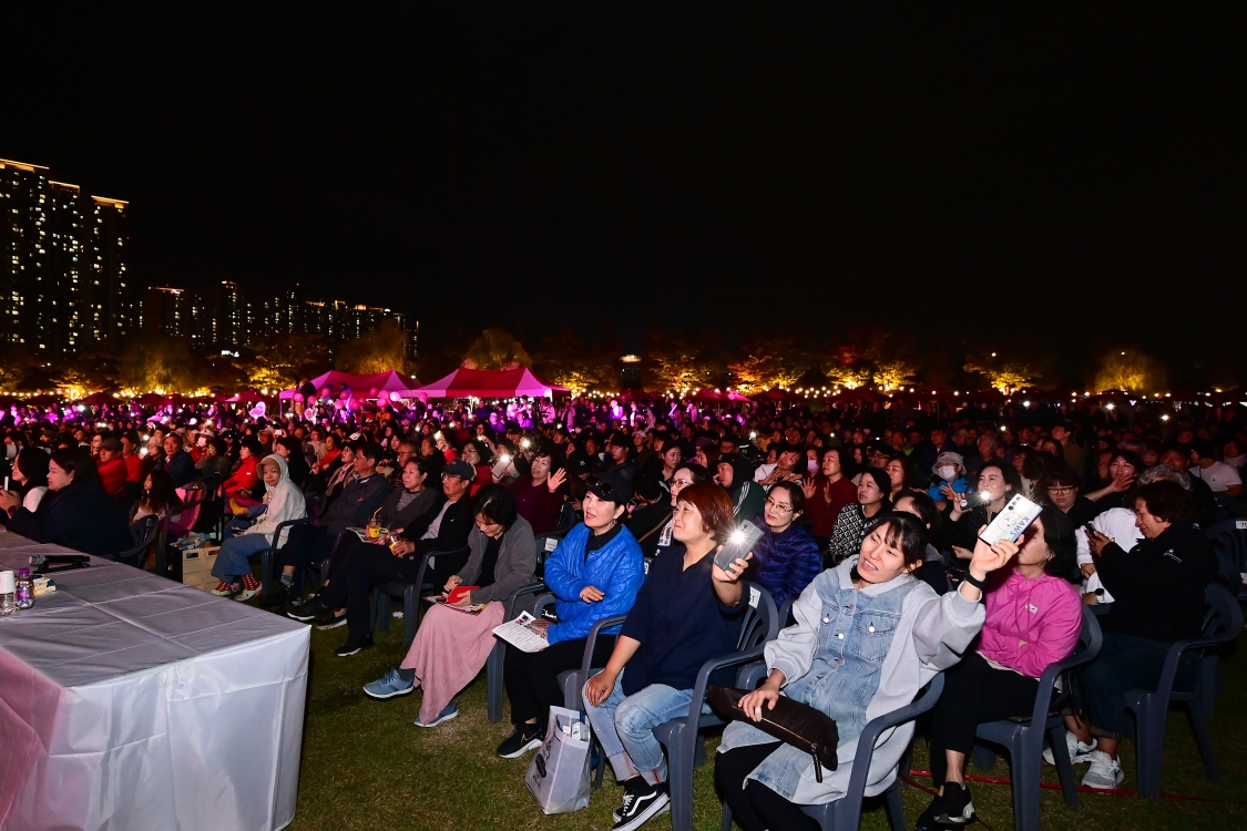 연수구가 지난 4일부터 사흘간 최신 트렌드와 전통문화를 접목한 주민참여형 축제로 개최한 제12회 연수능허대문화축제에 역대 가장 많은 10만 명에 가까운 관람객들이 다녀간 것으로 집계됐다